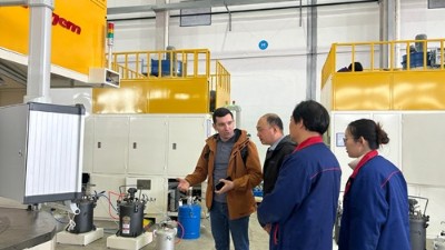 俄羅斯客戶來啦!探秘(mì)羞羞视频在线观看智能自動化噴(pēn)膠機 俄羅斯客戶(hù)來啦!探秘羞羞视频在线观看智能自動化噴膠機